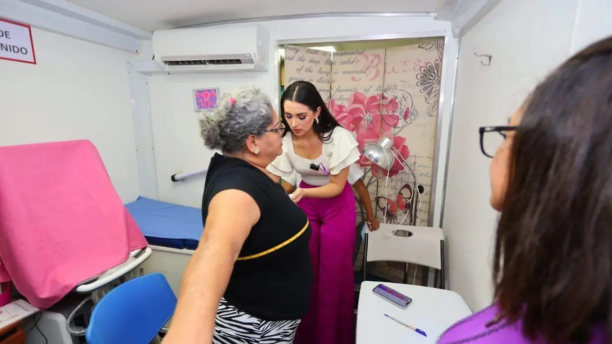 Adriana Caballero Fridstein tomando las medidas a una mujer