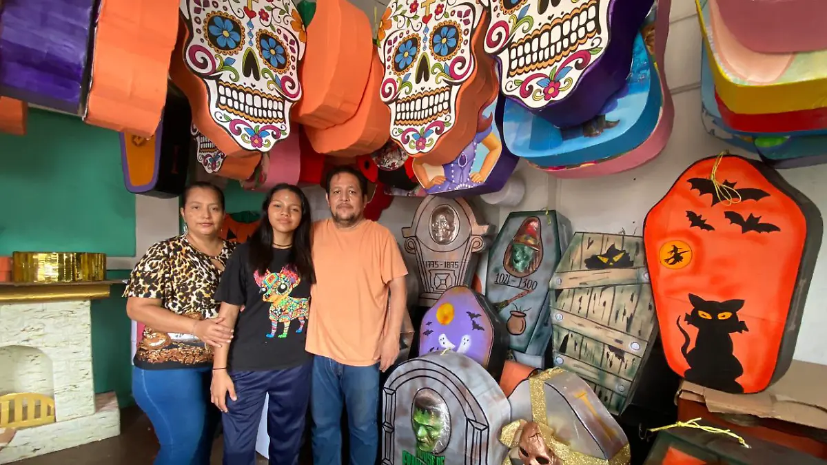 Artesano de piñatas Halloween tabasqueño