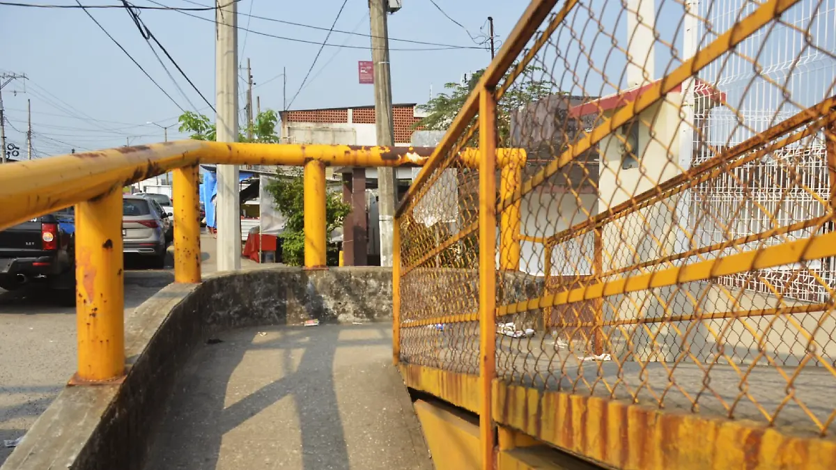 Puente peatonal herrumbrado