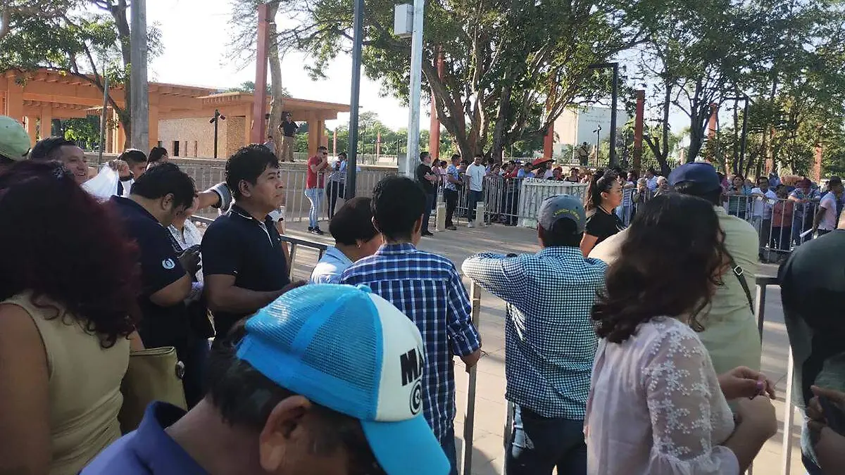 Gente-Esperando-A-AMLO-En-Villahermosa copia