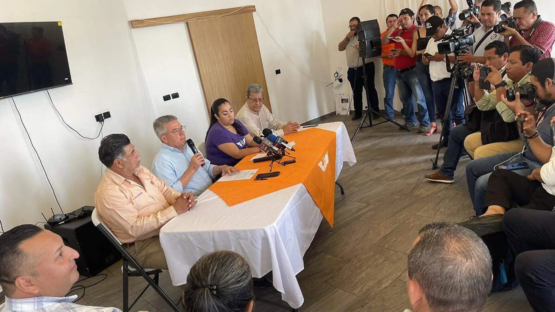 MC-Tabasco-Rueda-De-Prensa