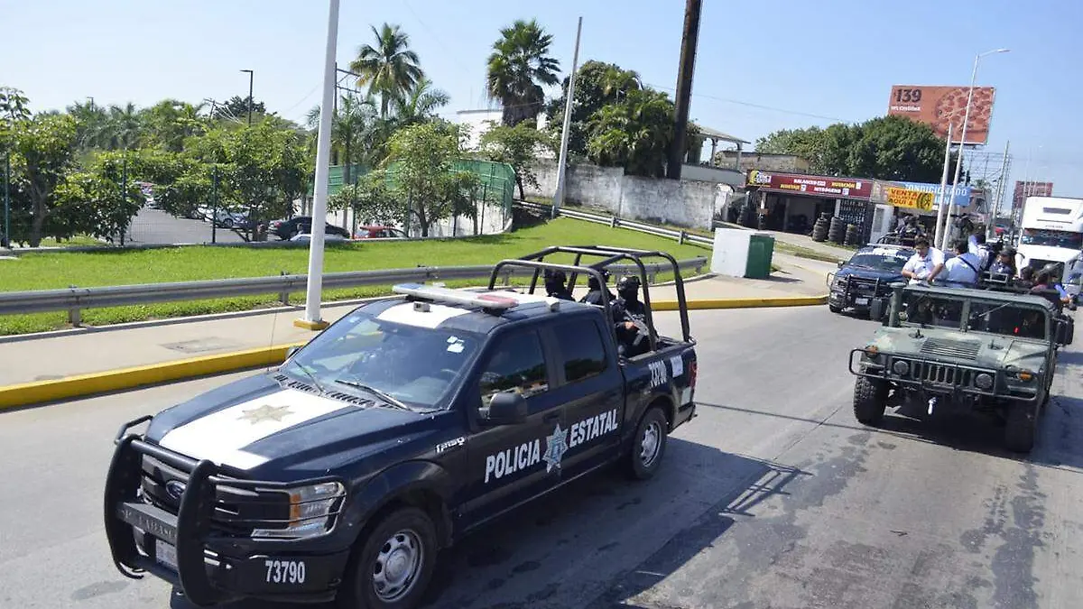 Policías-Patrullan-Con-Militares