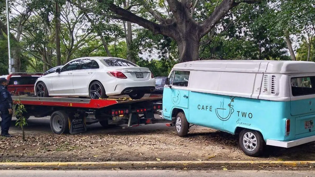 Grúa-En-El-Lugar-Donde-Fueron-Asegurados-Vehículos