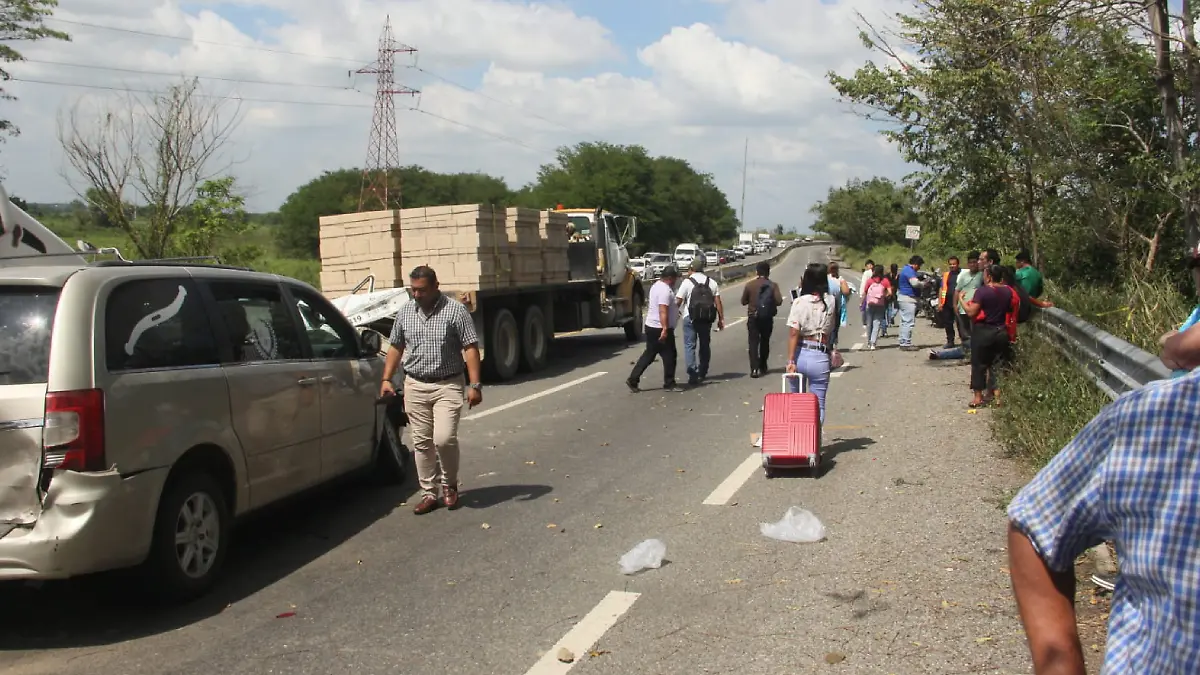 gente caminando en carretera
