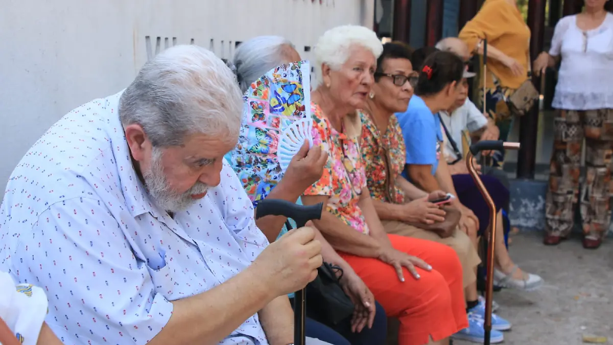 Adultos mayores esperando la apertura de casillas