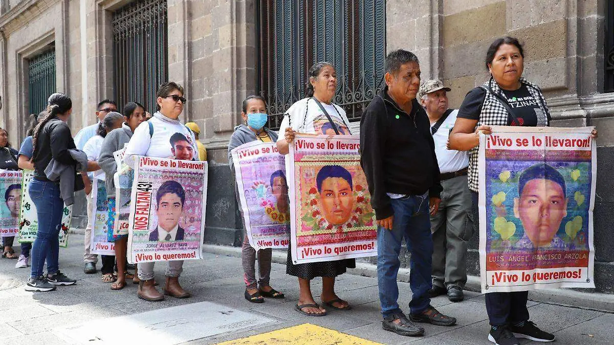 Familias de los 43 normalistas desaparecidos