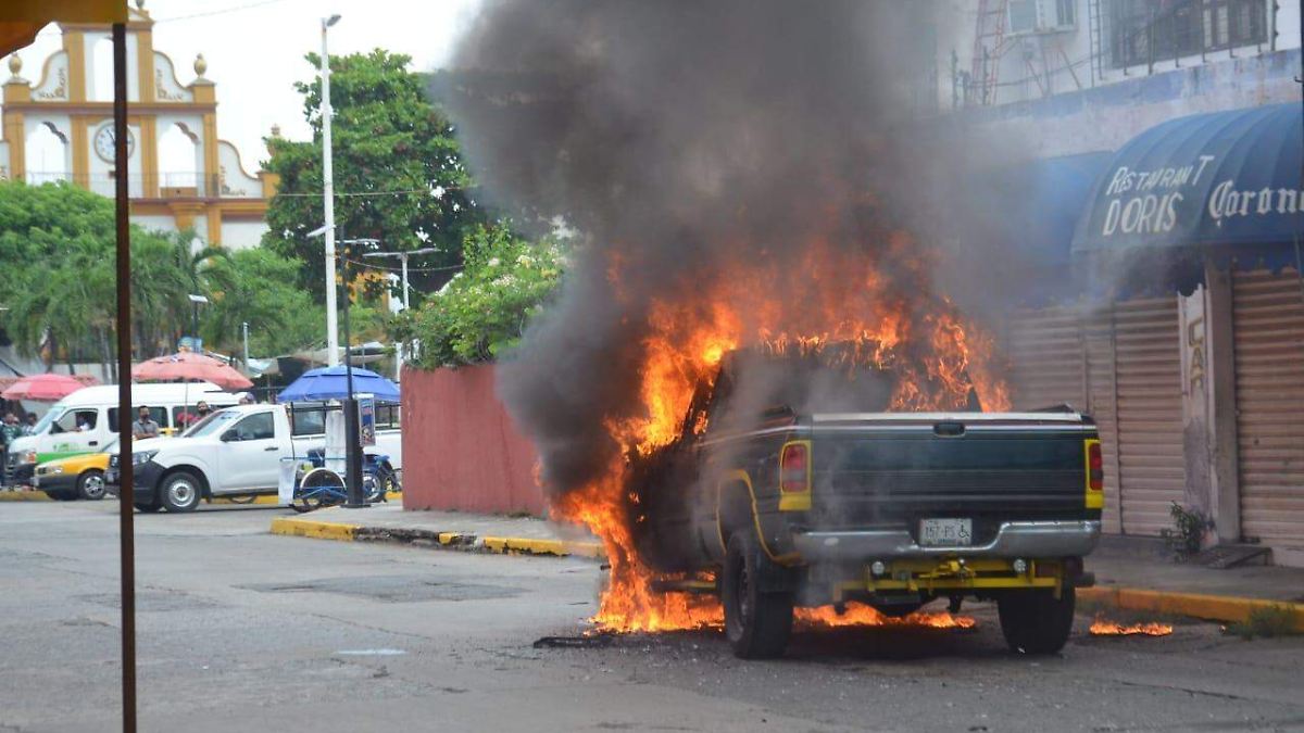 Arde camioneta en pleno Centro Histórico de Villahermosa - El Heraldo de Tabasco | Noticias Locales, Policiacas, sobre México, Tabasco y el Mundo