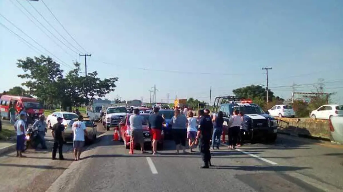 BLOQUEAN CARRETERA HABITANTES-CARLOS PEREZ (2) copia