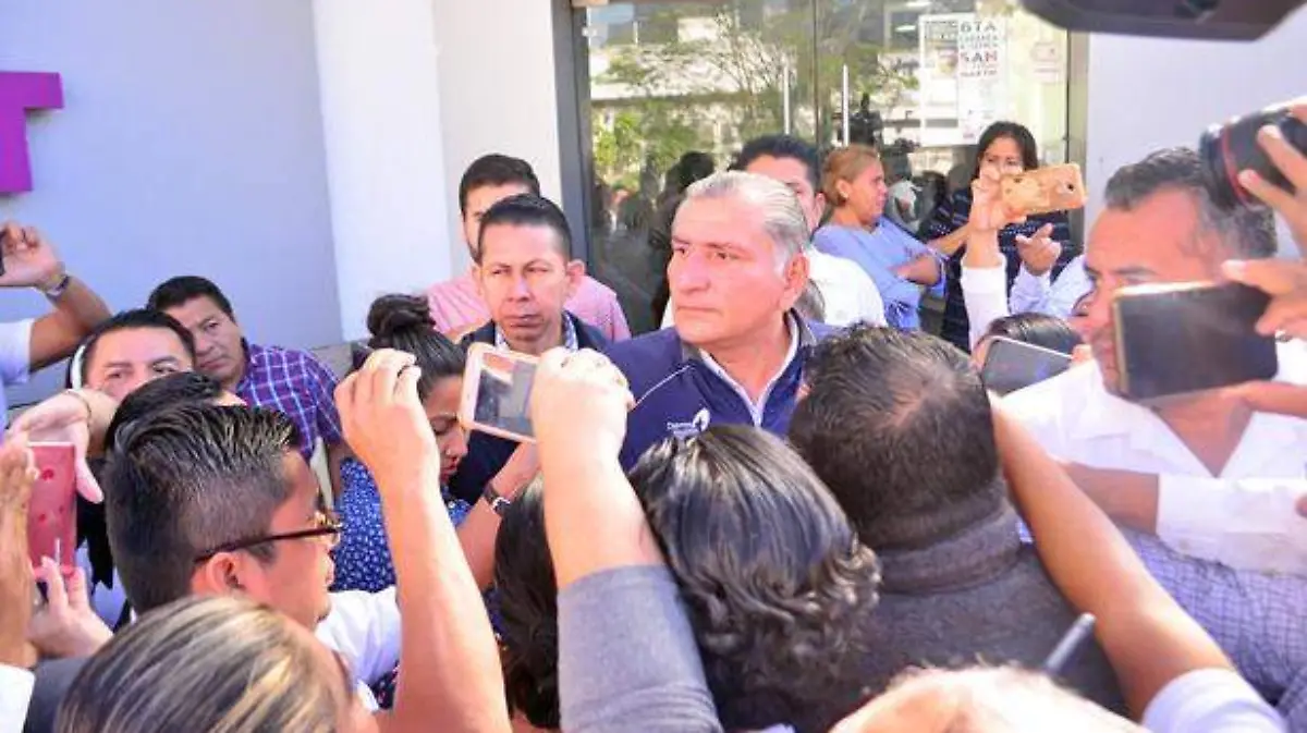 PERSONAL-DE-SEGURO-POPULAR-LE-RECLAMA-AL-GOBERNADOR-CARLOS-PEREZ-(4)