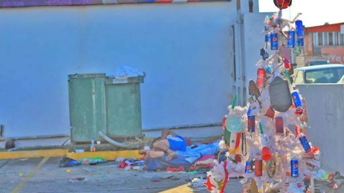 INDIGENTE-CONSTRUYE-ARBOL-DE-NAVIDAD-CON-PURA-CHATARRA-IVAN-SANCHEZ-(1)