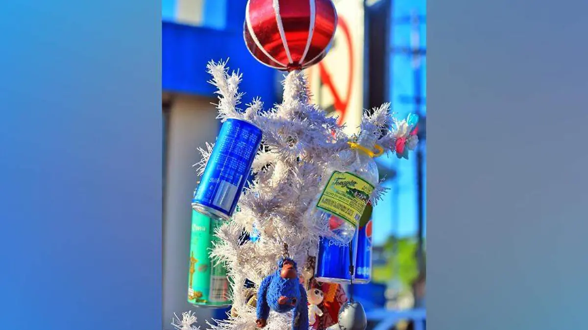 INDIGENTE-CONSTRUYE-ARBOL-DE-NAVIDAD-CON-PURA-CHATARRA-IVAN-SANCHEZ-(9)