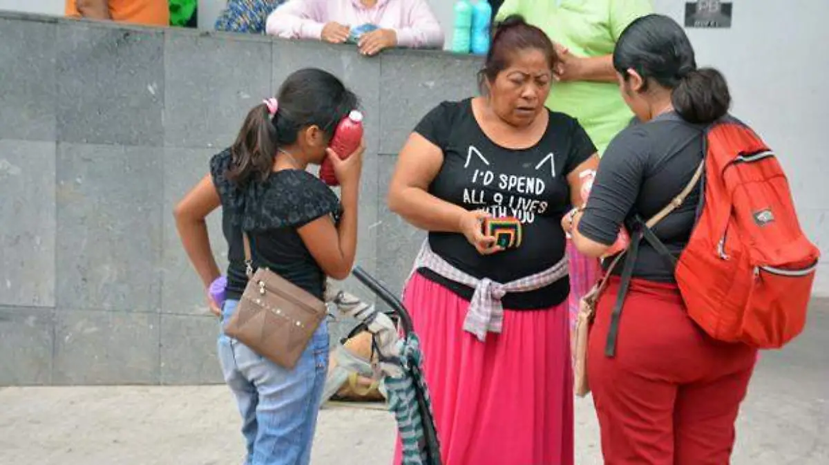 DONA-CARMEN-EN-BUSCA-DE-LA-COMIDA-Y-ALO-MEJRO-LLEGUEN-LOS-REYES-JCH11