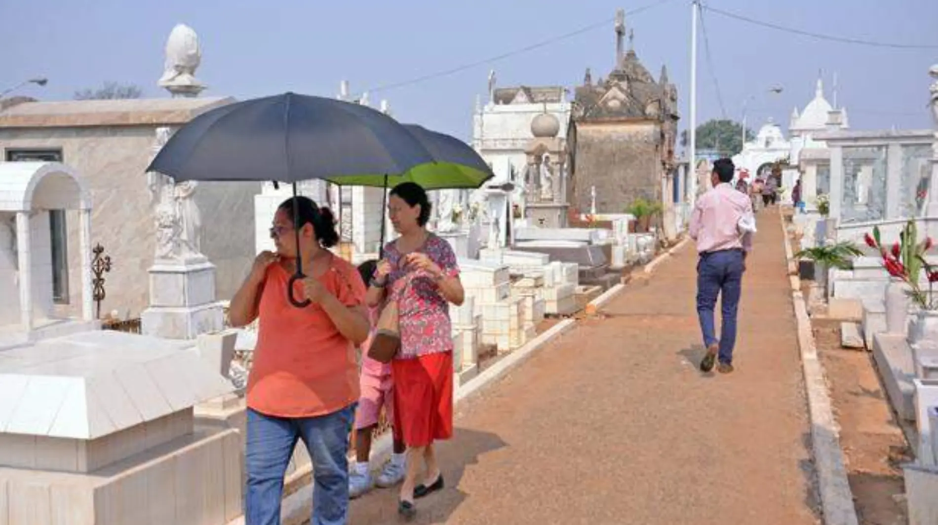 Con-flores-y-veladoras-recuerdan-a-las-madres-que-ya-no-están