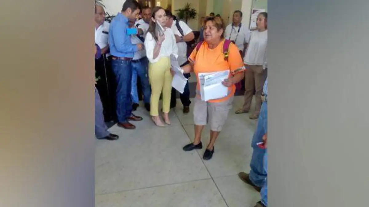 [VIDEO]-Desesperada-mujer,-en-busca-de-atención-médica,-denuncia-falta-de-medicamentos-en-el-ISSET