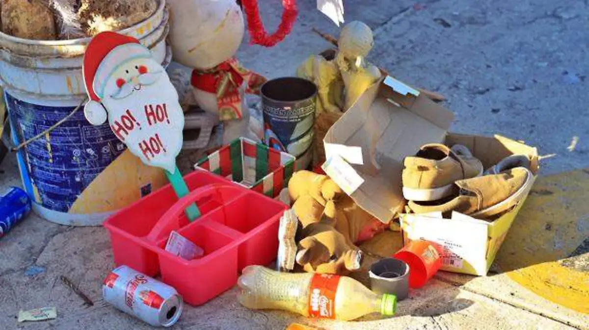 INDIGENTE-CONSTRUYE-ARBOL-DE-NAVIDAD-CON-PURA-CHATARRA-IVAN-SANCHEZ-(8)