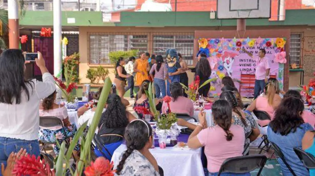 Escuelas-recordaron-el-10-de-Mayo-con-festivales-y-“puentes”