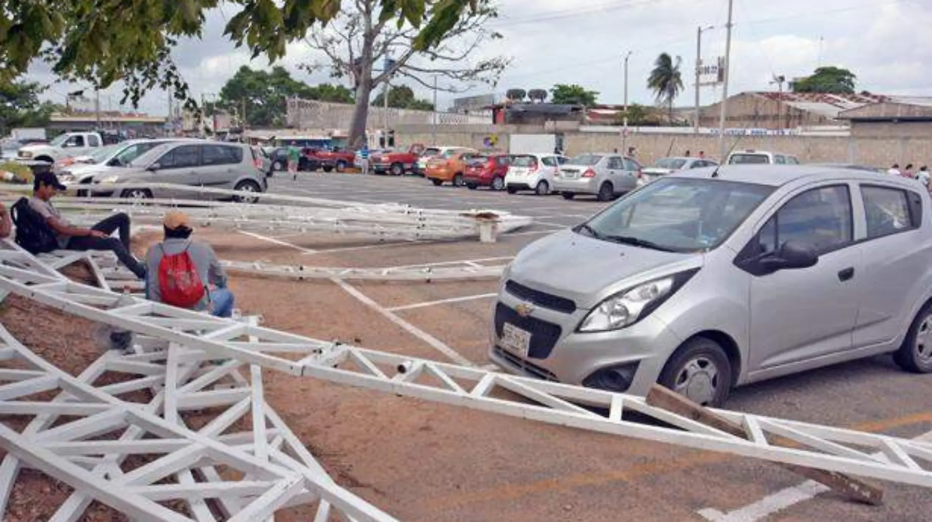 Estructuras,-donde-colocarán-a-vendedores-ambulantes,-fueron-trasladadas-al-estacionamiento-del-mercado-provisional