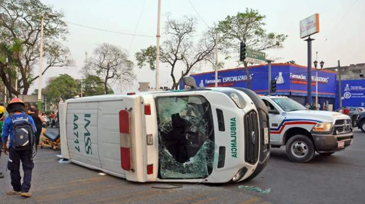 Vuelca-ambulancia2