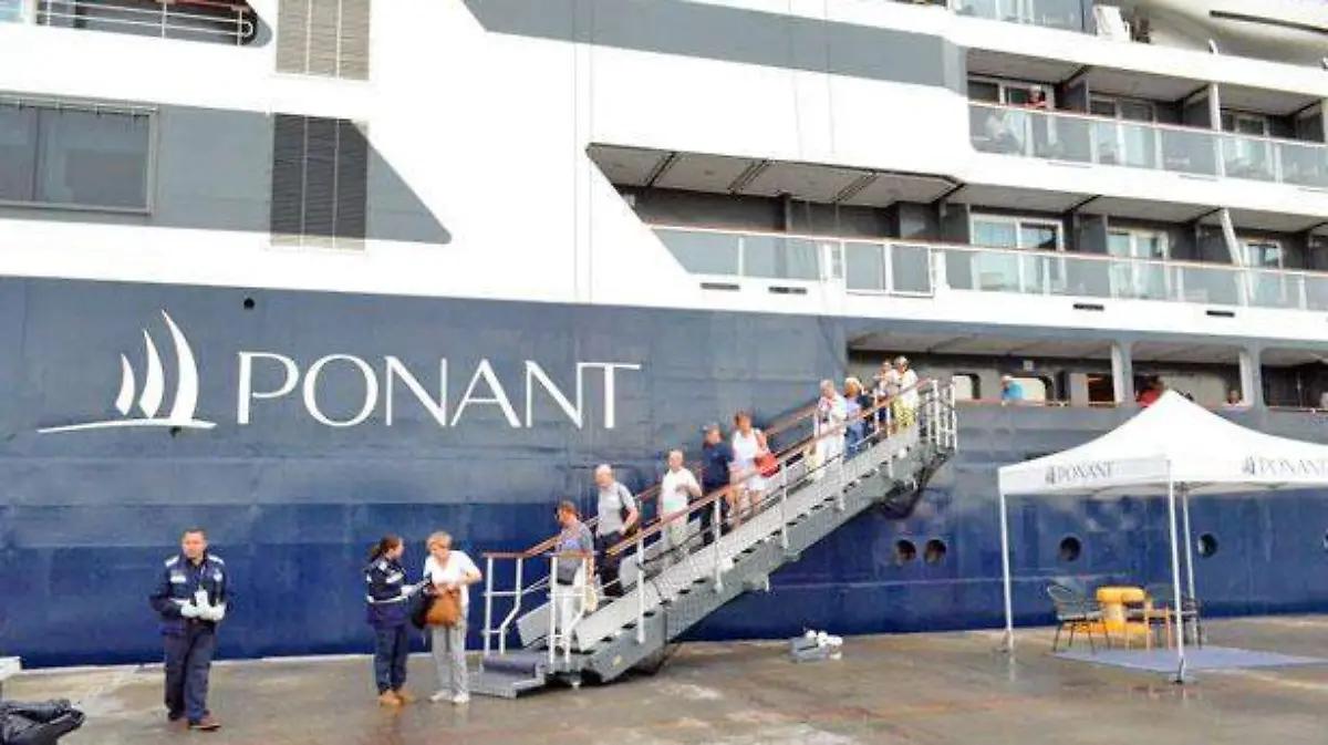 LLEGADA-DEL-CRUCERO-A-DOS-BOCAS-CARLOS-PEREZ-(3)