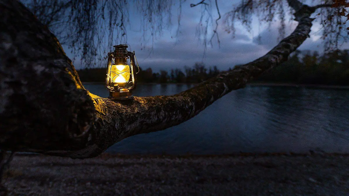 lantern-6826698_1920