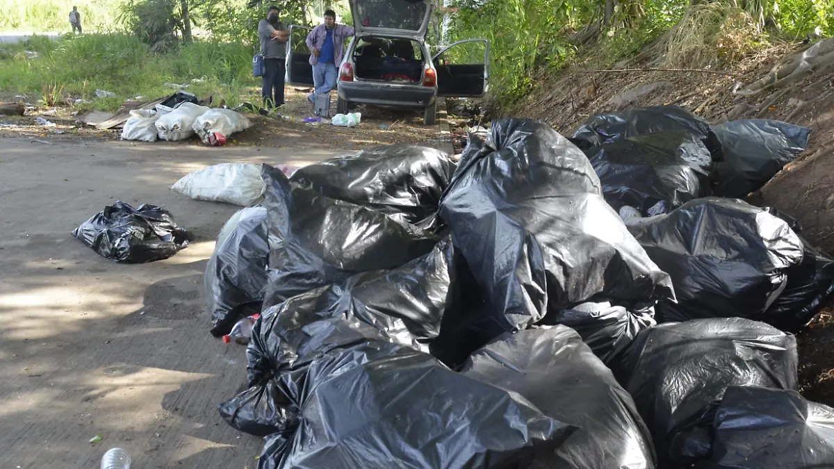 LUGAR DONDE LES COMPRAN LOS BOTES Y ELECTRODOMESTICOS-JCH (6)