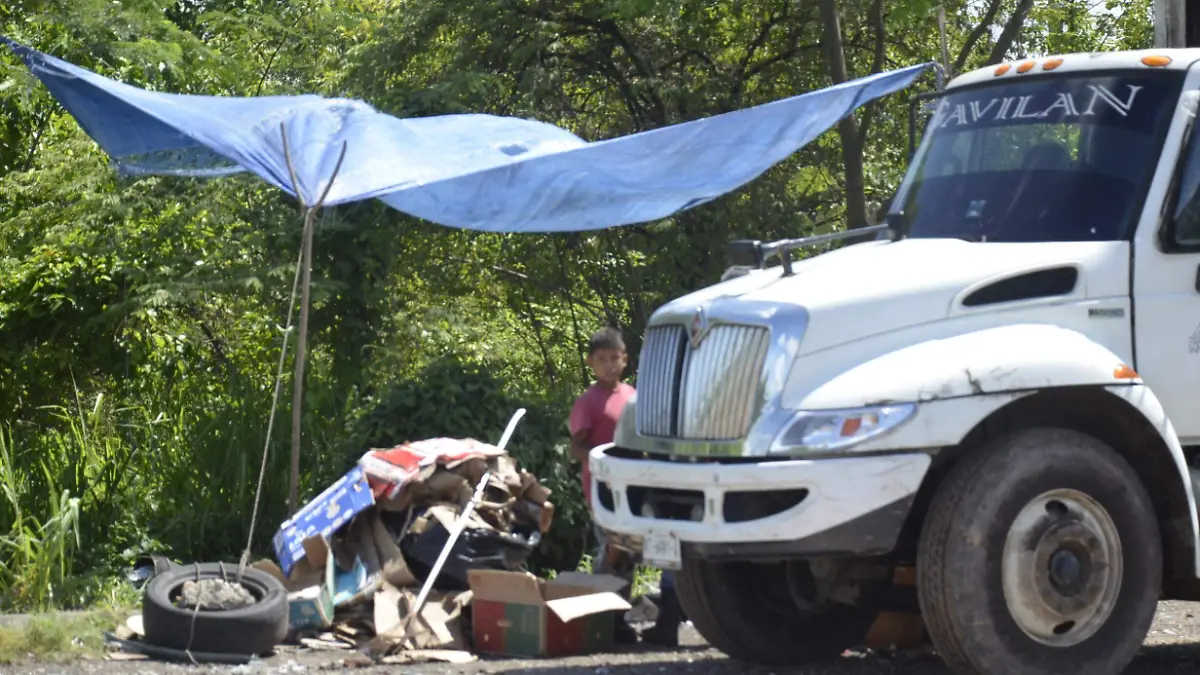 LUGAR DONDE LES COMPRAN LOS BOTES Y ELECTRODOMESTICOS-JCH (8)