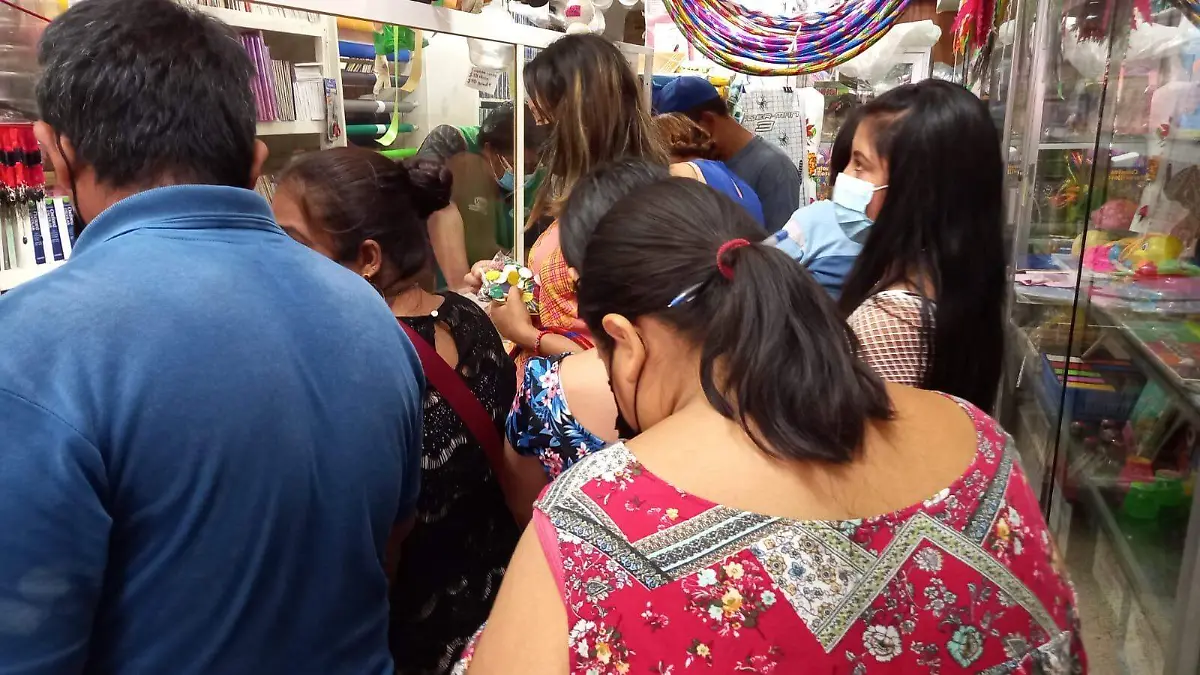 Padres continúan realizando compras