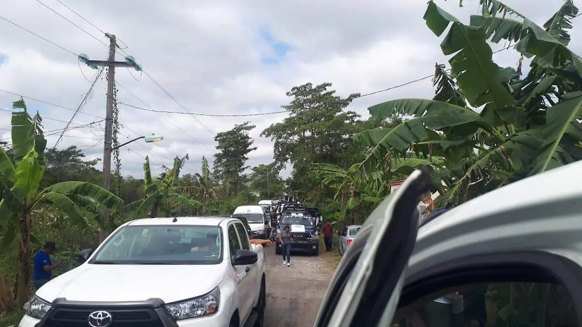 “¡A caminar! ¡Ni modo, no hay paso!”