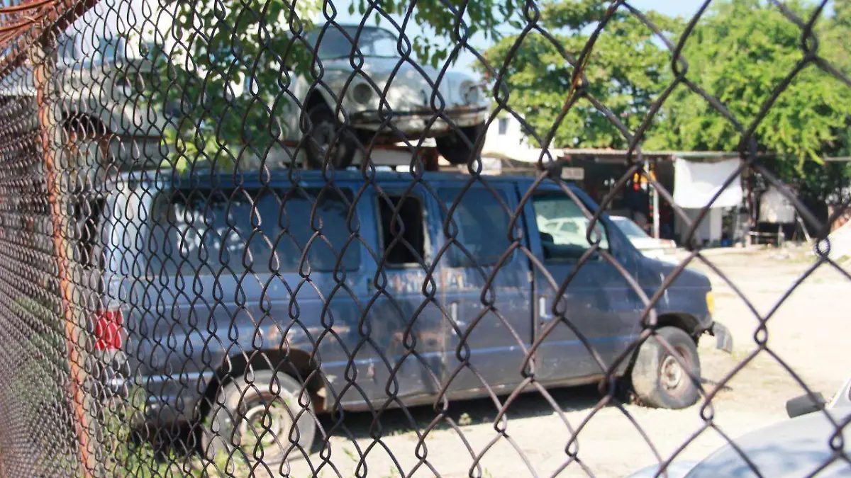 Ayuntamiento de Centro llena de chatarras calle Circuito Municipal