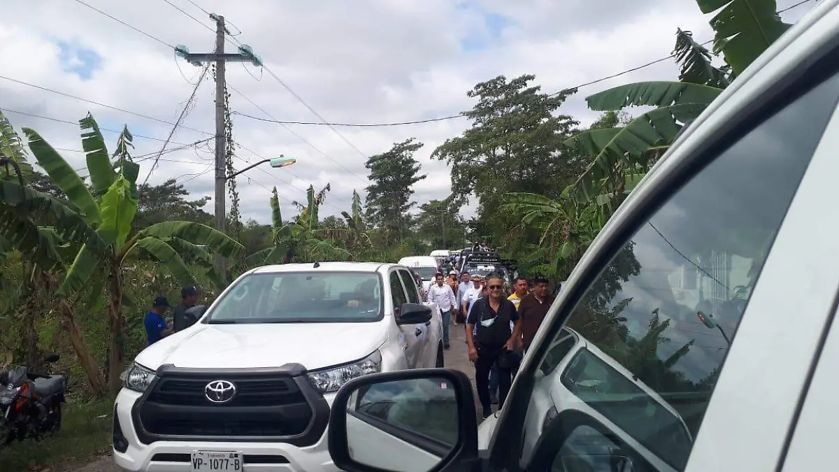 “¡A caminar! ¡Ni modo, no hay paso!”