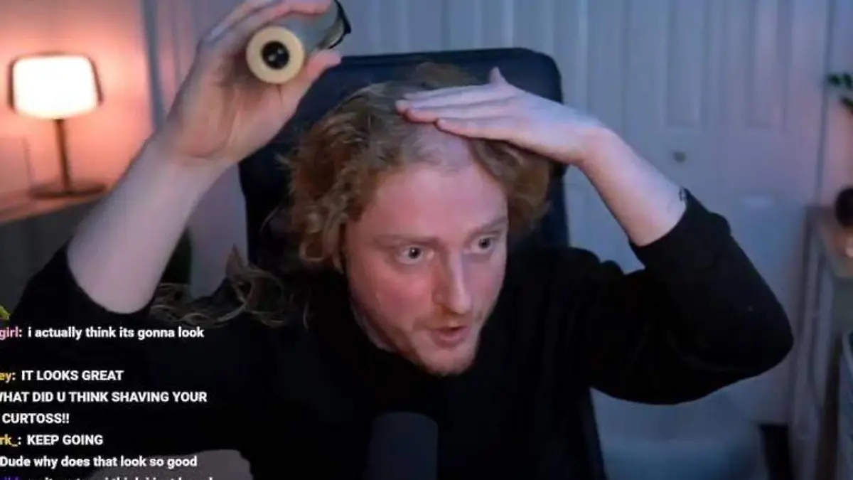 Influencer se corta el cabello en vivo y descubre extraña deformación en su cabeza