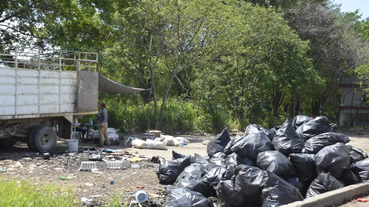 LUGAR DONDE LES COMPRAN LOS BOTES Y ELECTRODOMESTICOS-JCH (10)
