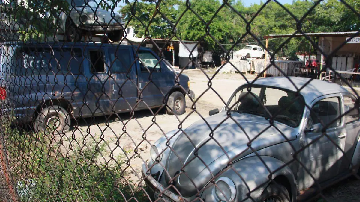 Ayuntamiento de Centro llena de chatarras calle Circuito Municipal