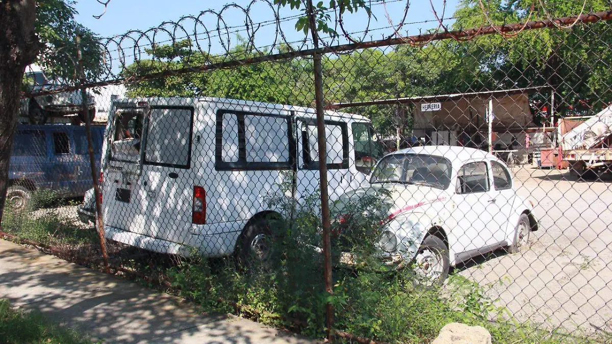 Ayuntamiento de Centro llena de chatarras calle Circuito Municipal
