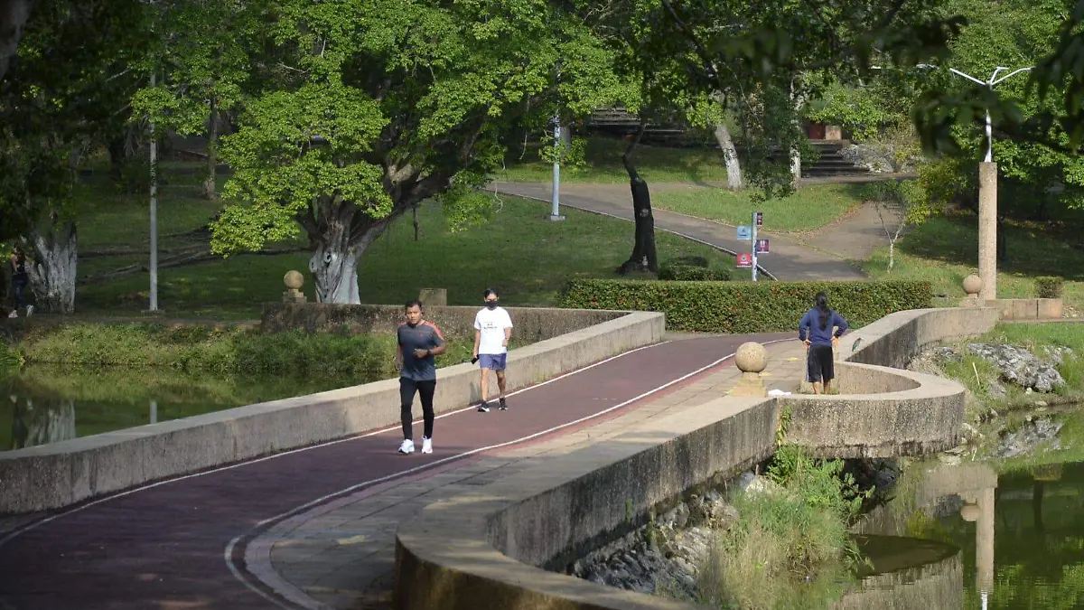 Piden retirar bardas de parques en Tabasco