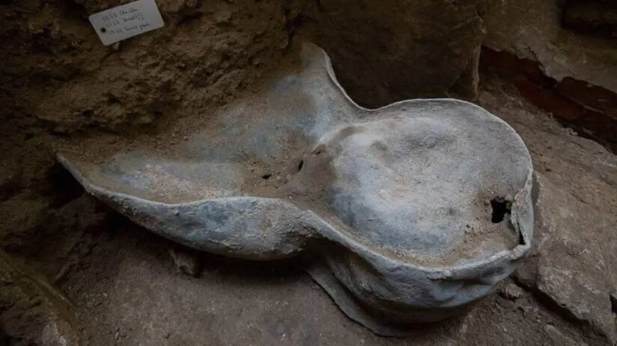 EuropaPress_4317124_restos_sarcofago_antropomorfico_excavado_notre_dame