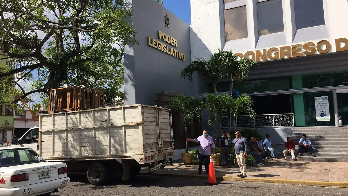 Preparan entarimado previo al informe de Carlos Merino