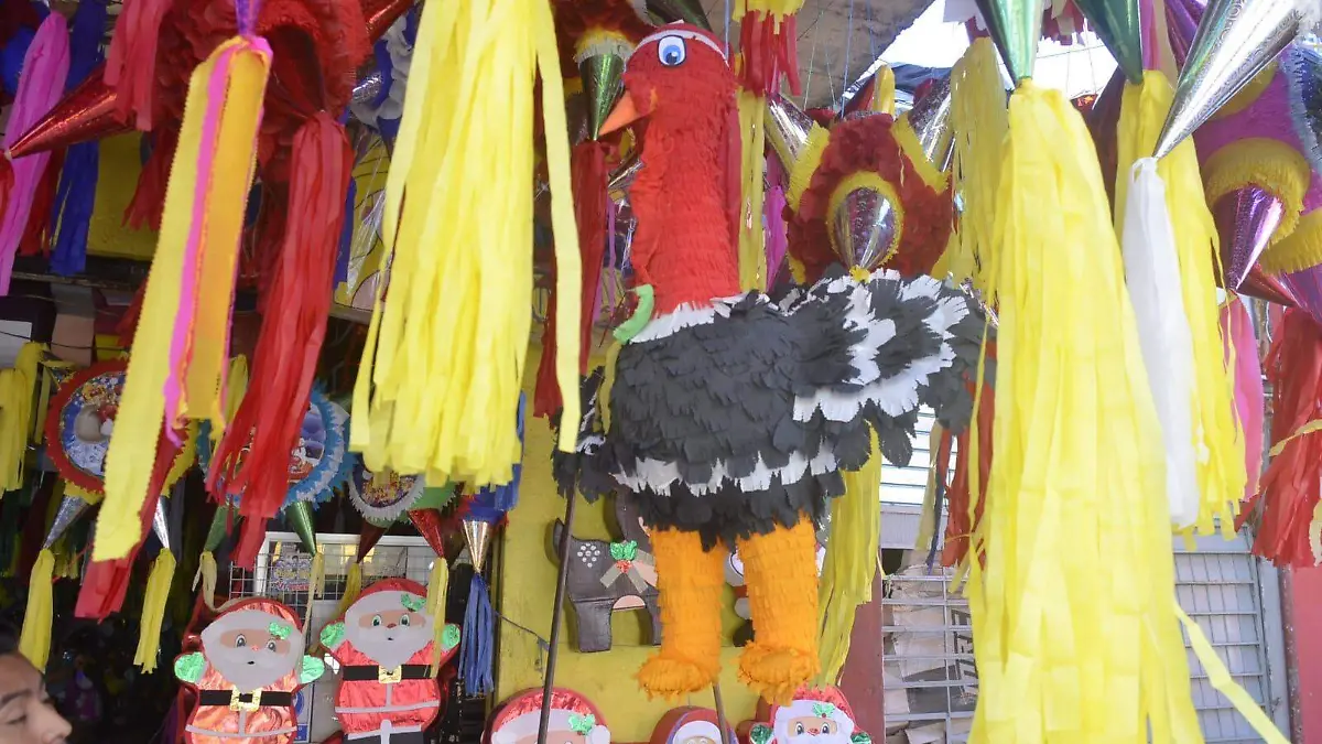 Piñaterías de Tabasco se preparan para las épocas navideñas