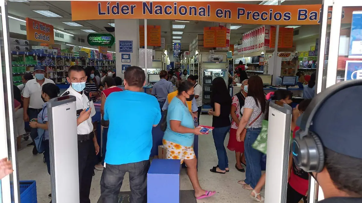 Padres continúan realizando compras