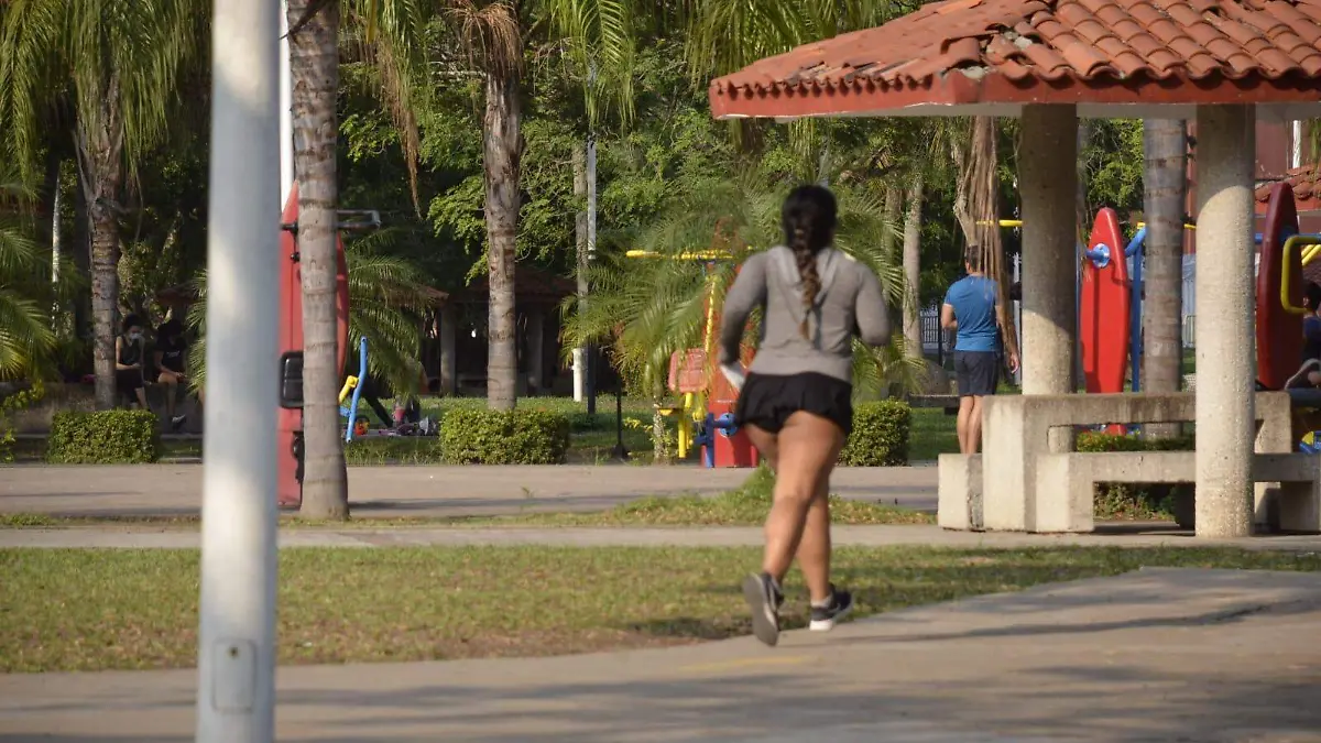 Piden retirar bardas de parques en Tabasco