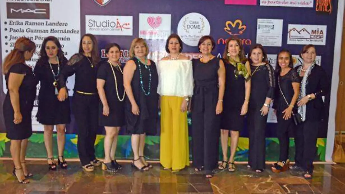 1-Las-integrantes-de-la-Asociacion-Civil-Modelo-de-Mujer-junto-a-la-señora-Dea-Isabel-Estrada-de-Lopez