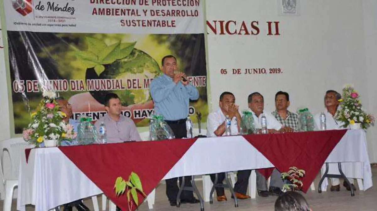 Profesor,-José-Luís-Córdova-Ovando,-acudió-en-representación-del-alcalde-Jesús-Selvan-García