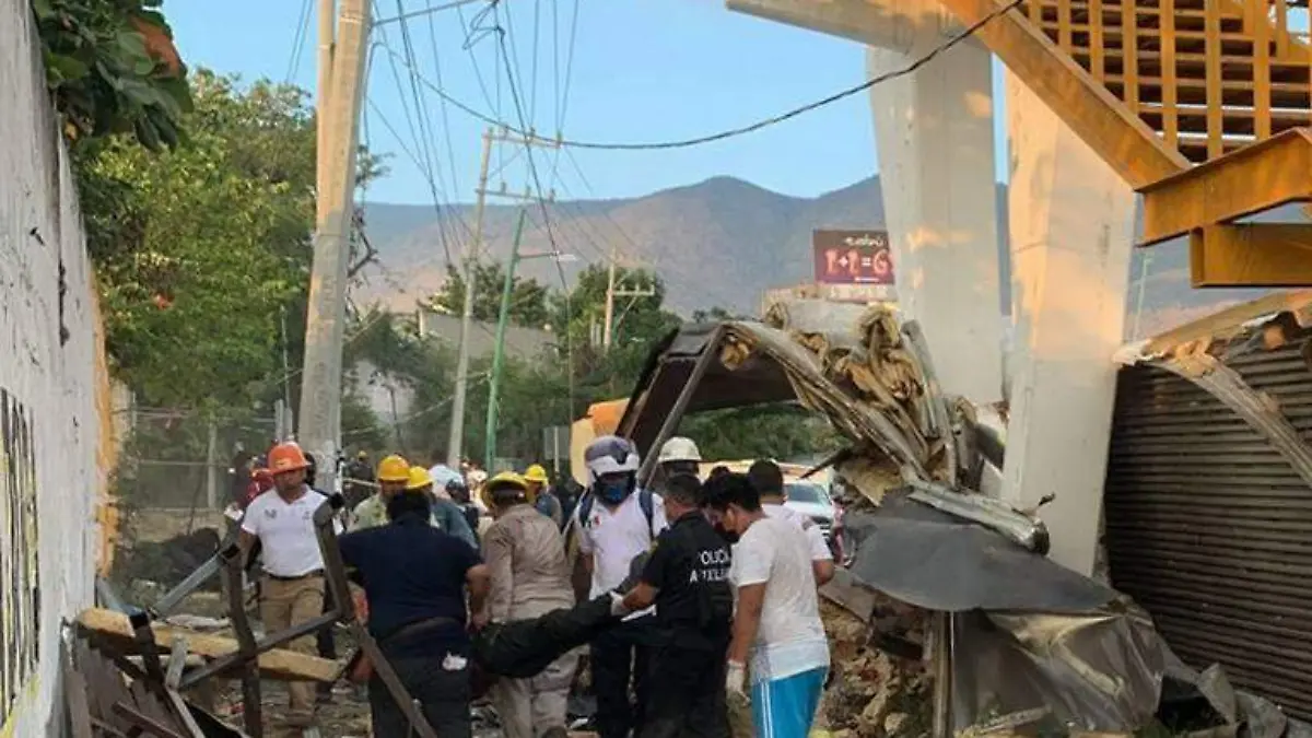 Trailer vuelca con migrantes en Chiapas