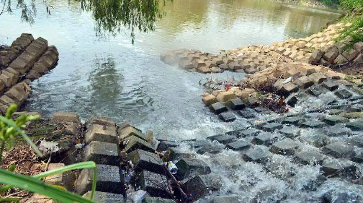 CONTAMINACION-A-RIOS-POR-DESAGUE-CARLOS-PEREZ-(11)