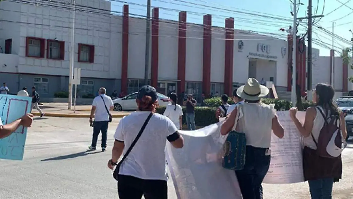 Personas-Protestando-Frente-A-La-FGE