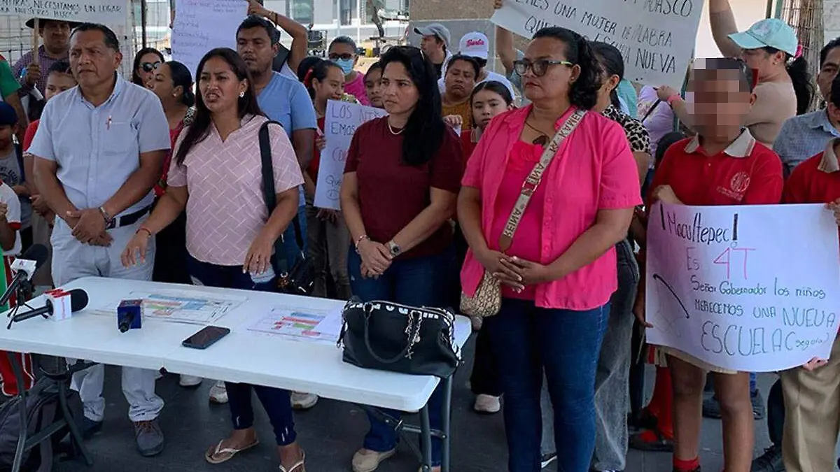 Padres-En-Plaza-De-Armas