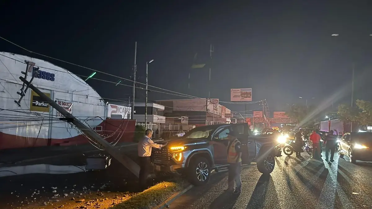 Accidente de camioneta deja sin luz