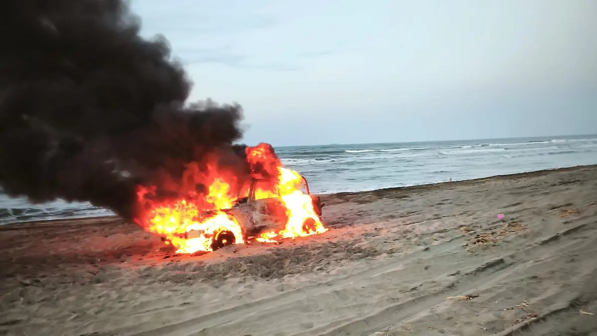 arde coche en la playa
