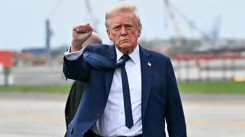 AFP__20250426__43LW77Z__v1__Preview__UsPresidentDonaldTrumpVisitsToAttendTheFuneralO