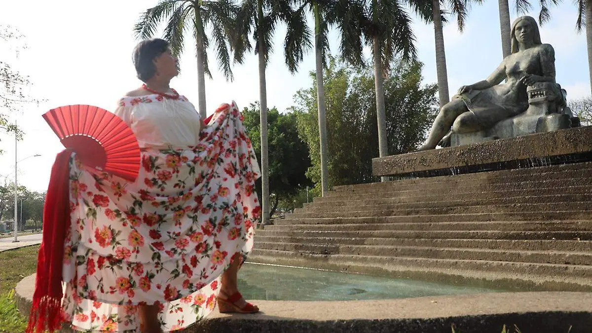 Modelo-De-La-Choca-Poza-Frente-A-La-Estatua copia